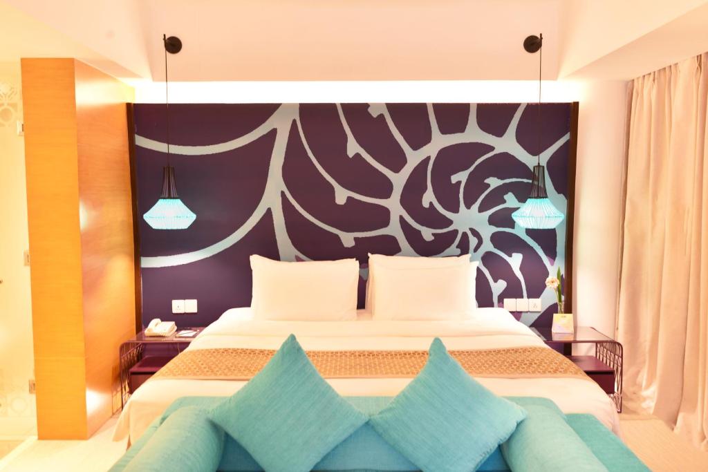 Hue-Hotels-and-Resorts-Boracay-suite-room-photo-3.jpg